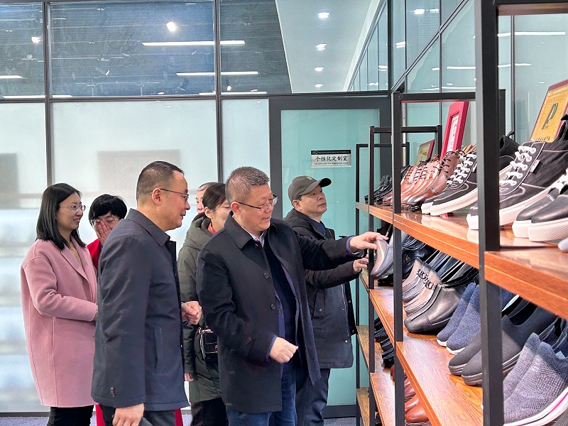 中国皮革协会副理事长陈占光一行莅临百华鞋业指导工作