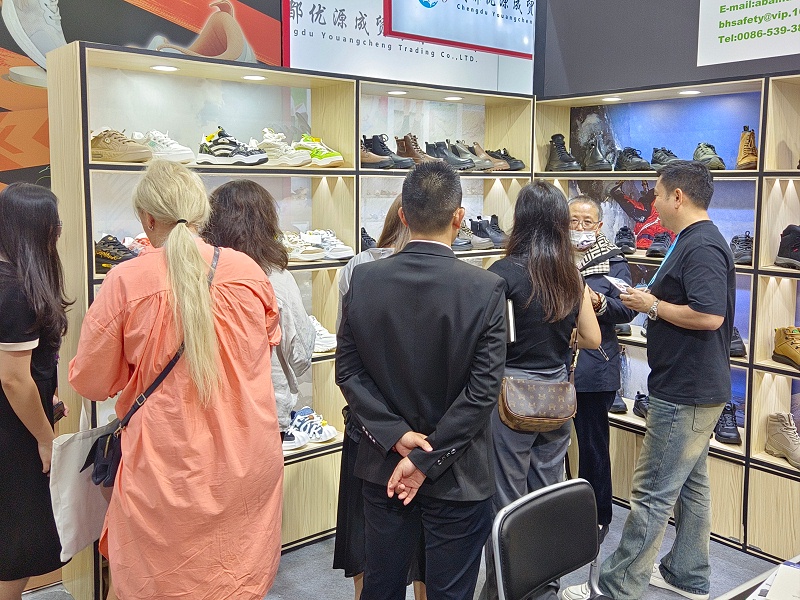 展会进行时|百华鞋业亮相第135届中国进出口商品交易会（广交会）三期，展会现场人气爆棚！