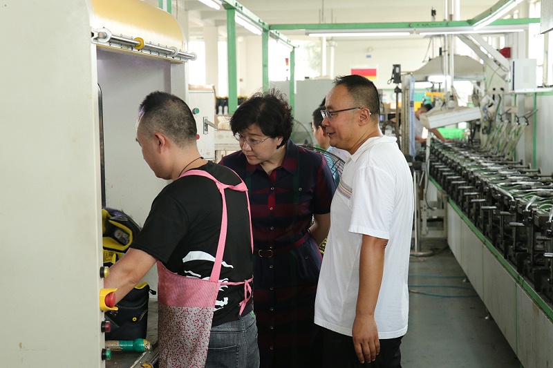 临沂市工信局党组书记、局长王林艳一行莅临百华鞋业调研指导