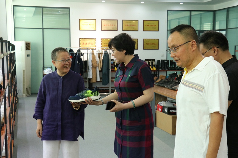 临沂市工信局党组书记、局长王林艳一行莅临百华鞋业调研指导