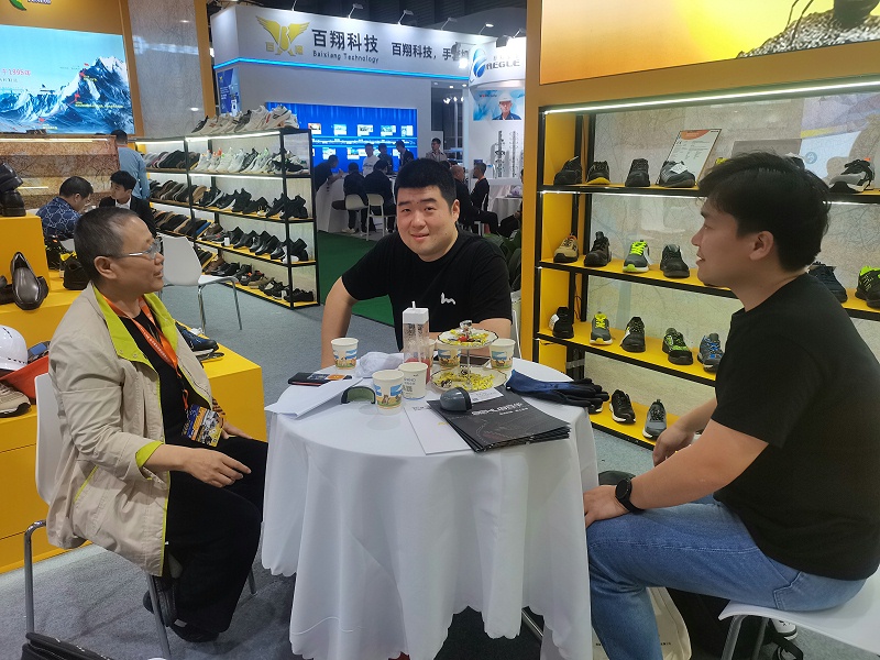 第106届中国劳动?；び闷方灰谆嵯殖±?了，百华鞋业展会现场人气爆棚！