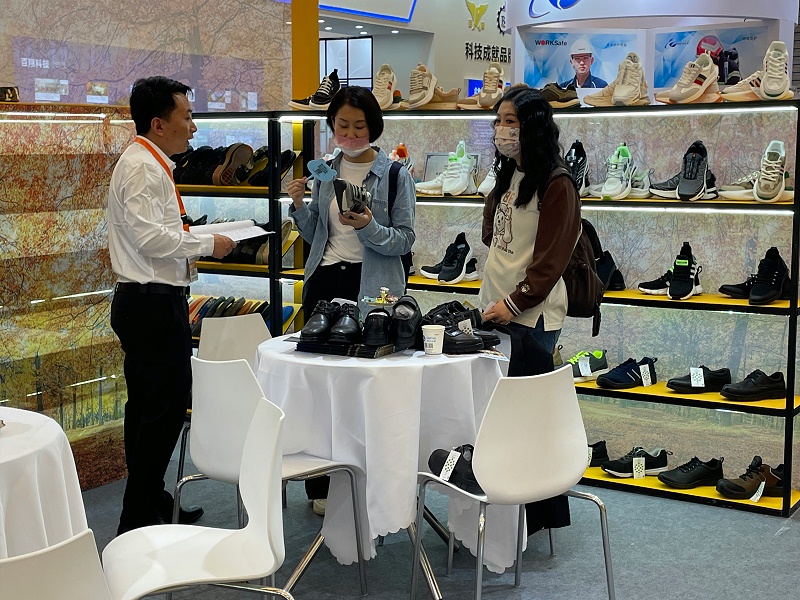 第106届中国劳动?；び闷方灰谆嵯殖±?了，百华鞋业展会现场人气爆棚！