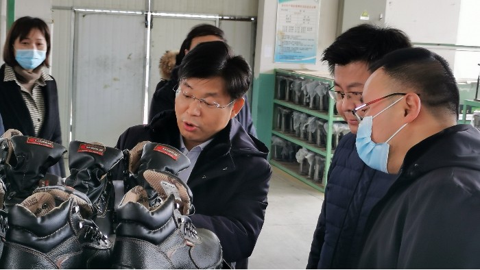 安全鞋应具备哪些性能特点？护士鞋厂家告诉你