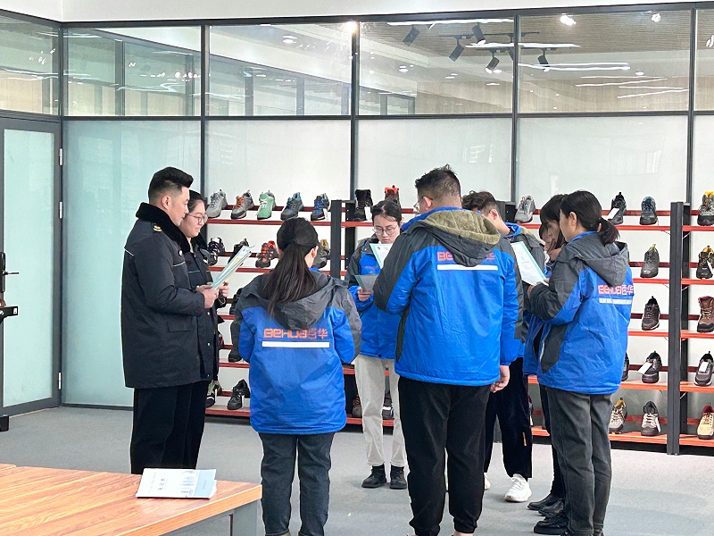 百华鞋业开展“构筑和谐劳动关系，营造良好用工环境”宣传