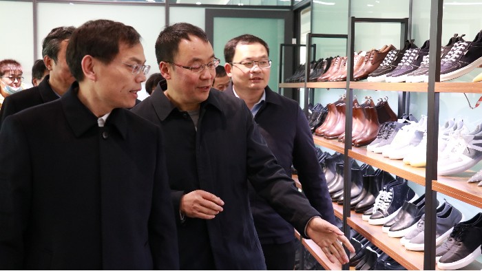 沂南县委书记侯占夫百华鞋业调研指导