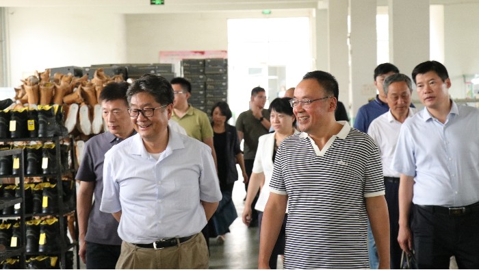 山东省贸促会党组成员、副会长刘晓江一行莅临百华鞋业调研指导
