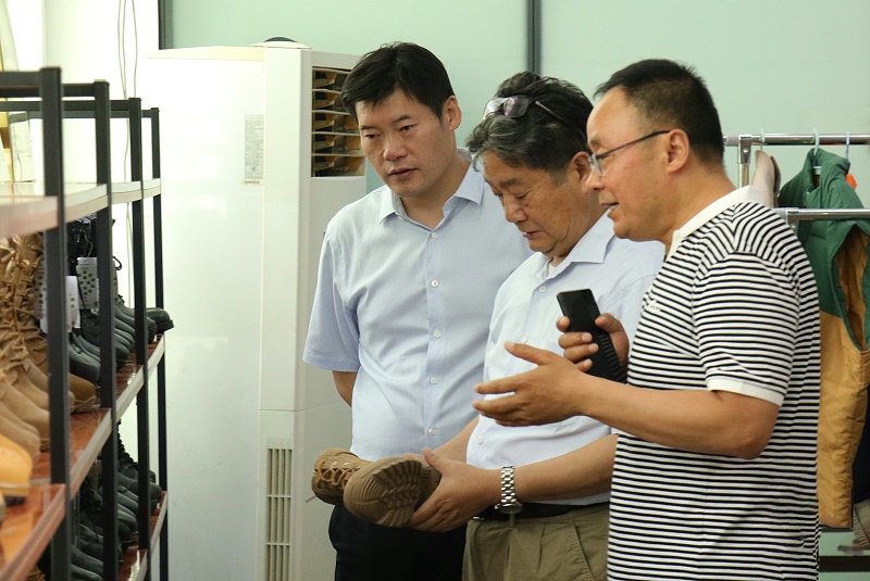 山东省贸促会党组成员、副会长刘晓江一行莅临百华鞋业调研指导