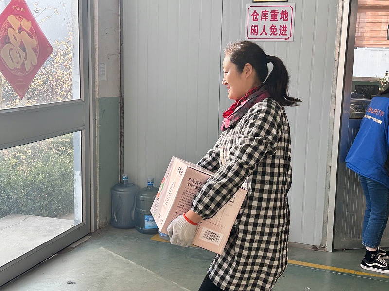 情系员工 | 百华鞋业为女职工发放“三八”暖心福利