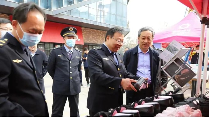 百华鞋业参加沂南县举办纪念3?15国际消费者权益日主题活动