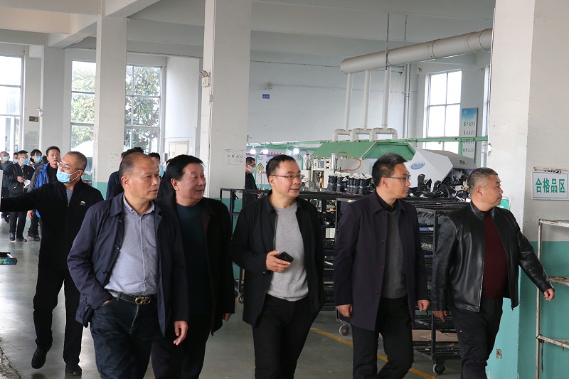沂南县中小企业发展局领导莅临百华鞋业指导工作
